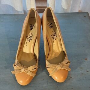 So Me Women's Tan and Cream Bow Heels